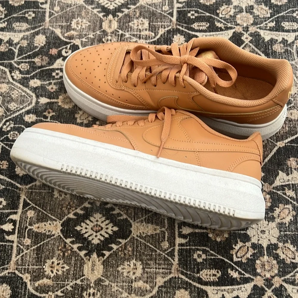Nike - Picture 2 of 4